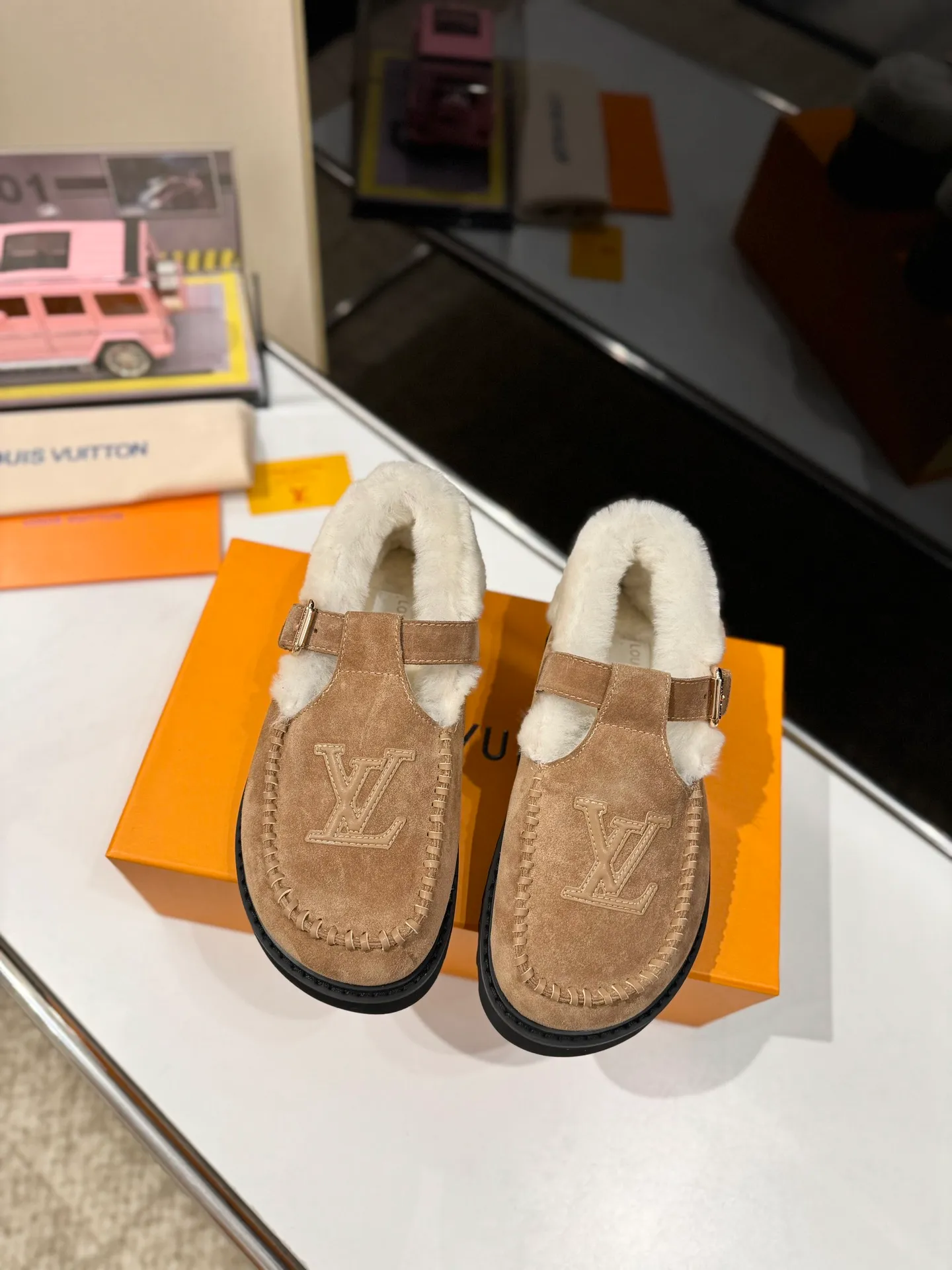 👟👟Ex-factory price 560👟👟 Louis Vuitton lv louis vuott…on fw24 new arrival～The latest furry slippers for autumn and winter🏂🏂 This pair of furry slippers is also very good-looking! The leather ones are very high-end! ! !Paired with denim shorts in autumn and winter, it’s perfect! Put it on and you will instantly have your ideal height! 😍 A favorite style, with fashion elements, the appearance of the upper is full of nobility. Wearing it can always show off the fashionable charm of women. It is fashionable but not too showy. The high-end beef tendon on the upper and the Lvjia letter buckle are so beautiful. ✅Upper: imported high-end frosted/cow leather ✅Outsole: original outsole ✅Inner lining: imported real wool ✅Size: 35-42 (41.42 customized, non-returnable) ✅Packaging: full set of original drawer box
